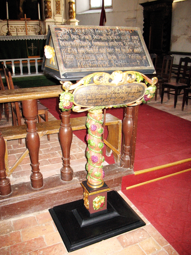 Lasāmpults pēc restaurācijas. To 1689. gadā izgatavojis Bauskas amatnieks Kristofs Fogts. Dievkalpojumos to atkal izmanto, lasot Svētos Rakstus.  
Autors: Foto – Aigars Urtāns