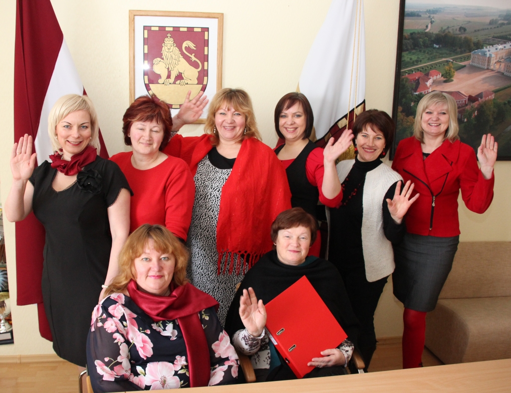 Rundāles novada pašvaldības darbinieces atbalsta veselības veicinošo akciju «Go Red». 

Autors: Kristīne Kociņa