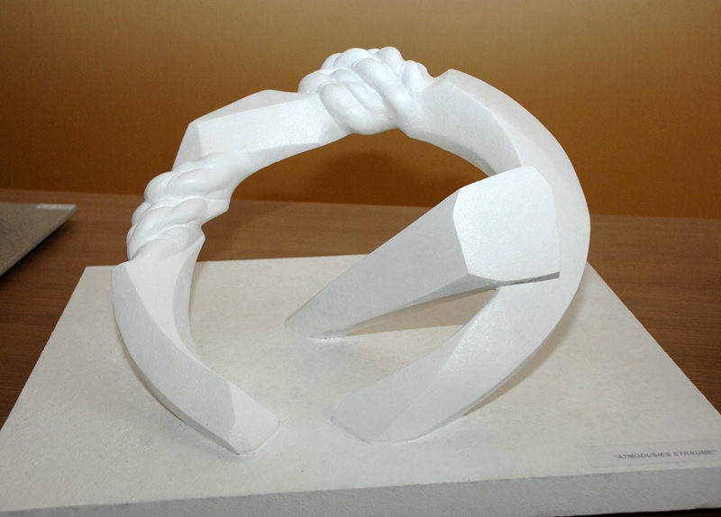 Tēlnieks Āris Smildzers savam iecerētajam V. Plūdoņa piemineklim piešķīris devīzi «Atmodusies straume». 
Autors: Ivars Bogdanovs