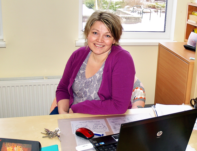 Psiholoģe Signe Sūnaika rāda, kā smilšu kaste un figūriņas izmantojamas emociju izpaušanai.
Autors: Antra Ērgle