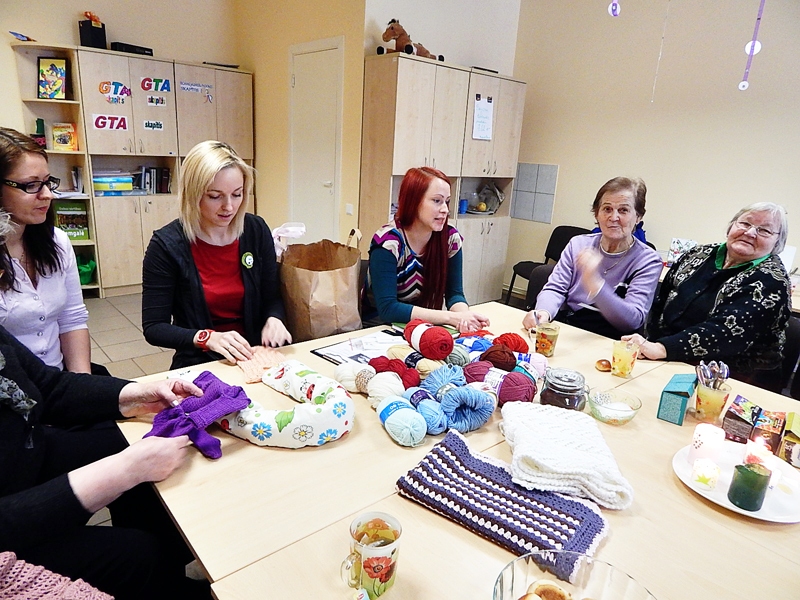 Rokdarbnieces uzklausa «Sirds siltuma darbnīcas» pārstāvju ieteikumus.
Autors: Foto no sociālā dienesta albuma.