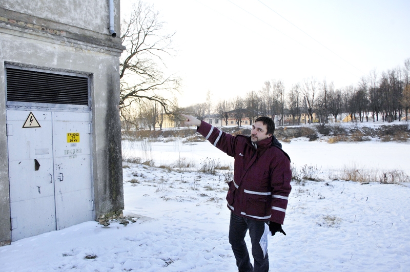 Gundars Krūmiņš, a/s «Sadales tīkls» Dienvidu reģiona Bauskas nodaļas vadītājs, stāsta, ka pašreizējo 20 kilovoltu gaisa elektrolīniju pāri Mēmelei likvidēs, enerģijas pārvadi pilnībā pārceļot uz kabeļtīklu.
Autors: Foto – Ivars Bogdanovs