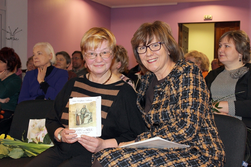 Grāmatas atklāšanas svētkos. Gina Viegliņa-Valliete (no kreisās) un apgāda «Jumava» projektu daļas vadītāja Zenta Valtere.
Autors: Eva Vlasova