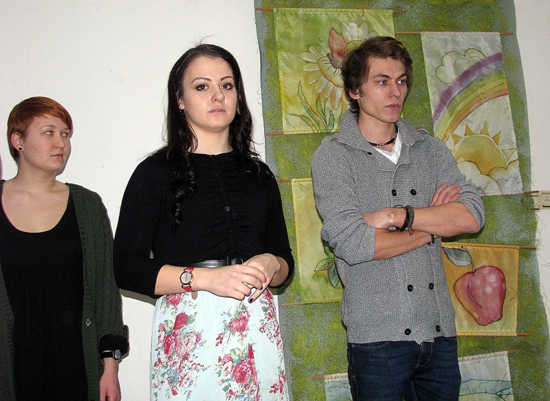 Elīna Vinogradova (vidū) un viņas studiju biedri tikšanās laikā ar Bauskas pilsētas pamatskolas audzēkņiem.
Autors: Vilnis Auzāns