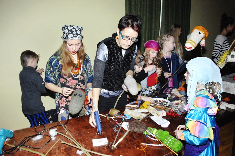 Iveta Cera, skolotāja un floriste, rūpējās, lai radošajās darbnīcās gan lieli, gan mazi atrod savām interesēm un prasmēm atbilstīgu nodarbošanos.
Autors: Ivars Bogdanovs