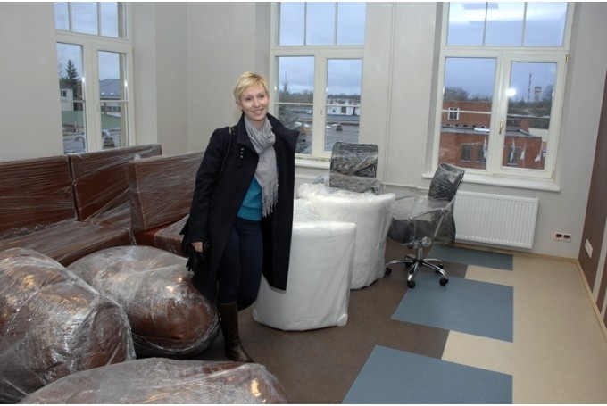 Jaunatnes lietu speciāliste Solvita Jirgensone izrāda, ka šeit tiks atklāta Multimediju studija jauniešiem.
Autors: No arhīva.