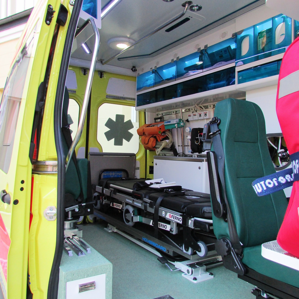 Pie viena skolēniem  būs iespēja aplūkot pavisam nesen iegādātās jaunās mašīnas, ar kādām turpmāk Bauskas mediķi dosies izsaukumos. 
Autors: Publicitātes foto.