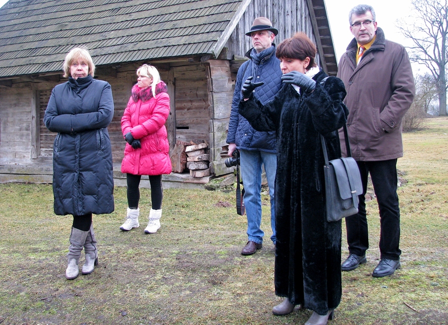 Mākslas zinātniece Ina Līne (priekšplānā) aicina ar monumentālās propagandas darbiem neizpostīt jau tā trauslo, tomēr vēl nedaudz «Lejeniekos» saglabājušos Zemgales lauku sētas dvēseli. 
Autors: Vilnis Auzāns