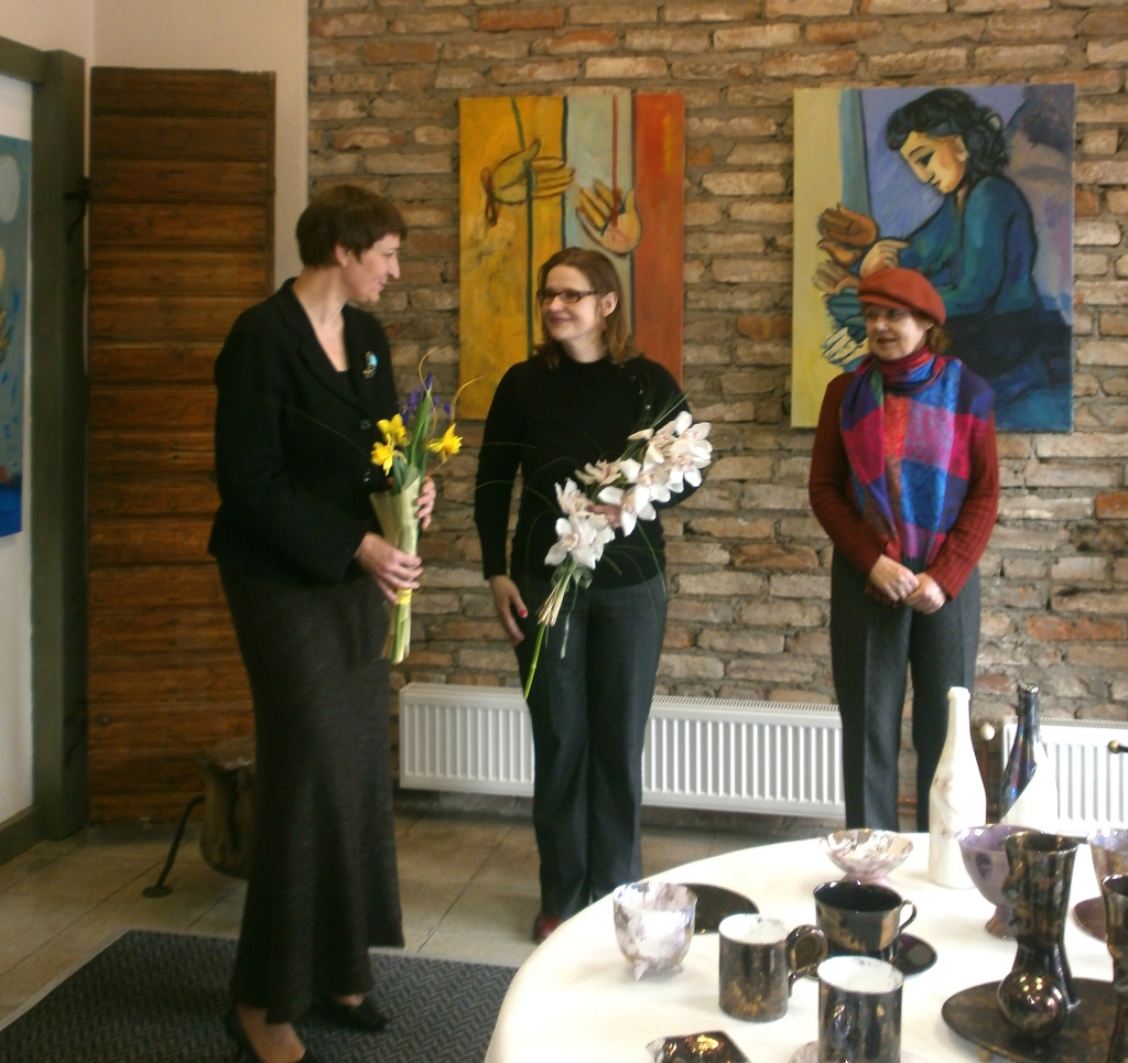 Gleznotāju Līgu Jukšu (centrā) sveic galerijas «Meistars Gothards» vadītāja Indra Liepa (no kreisās).

Autors: Marta Liepa