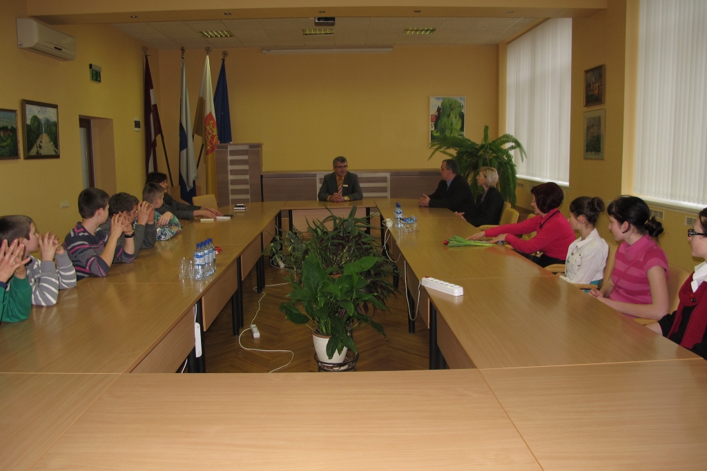 Bauskas novada domes un administrācijas darbu iepazīst Ceraukstes pagasta Griķu pamatskolas 7. klases skolēni un audzinātāja Ludmila Baltrušaite. 
Autors: No skolas albuma.