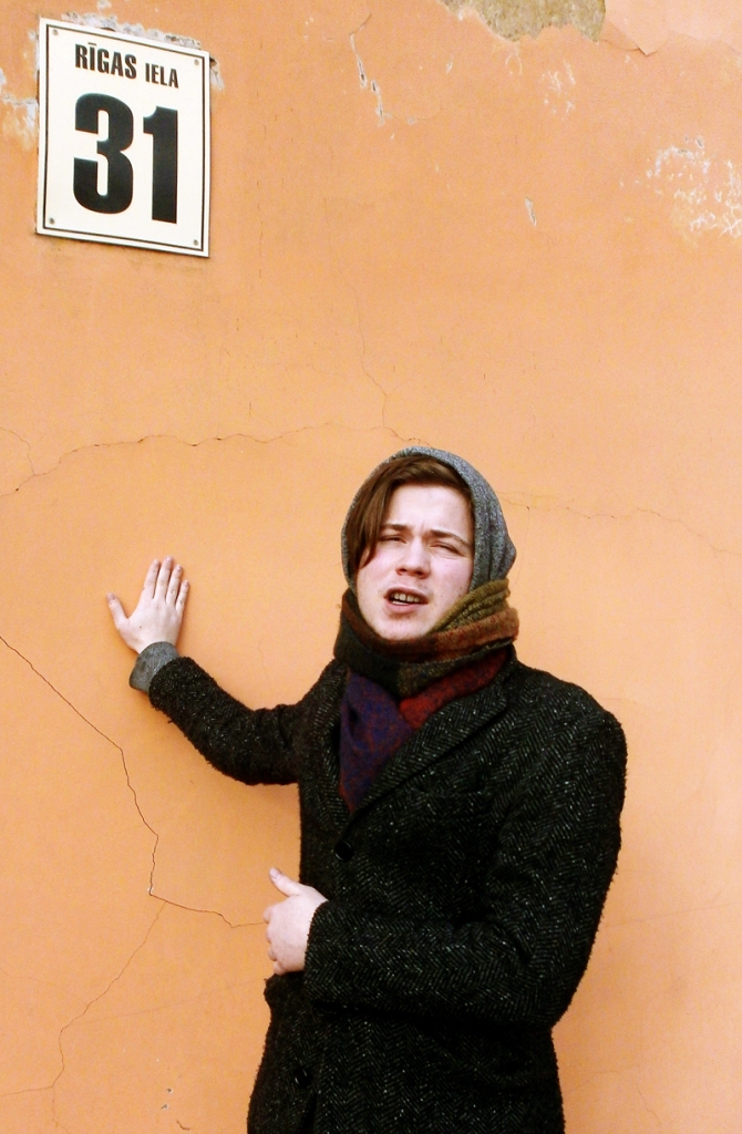 Dāvis Ozols, Latvijas Mākslas akadēmijas 1. kursa students, jaunajā izstādē eksponē savus un vectēva darbus.
Autors: Marta Liepa