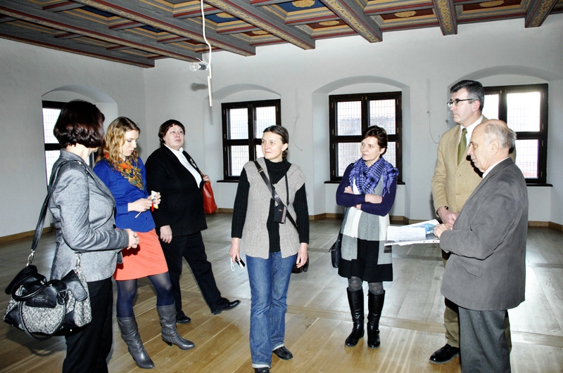 Eksperti Sergejs Meierovics (no labās), Ingūna Kokina, Mārīte Putniņa un Elvīra Mantrova sniedza ieteikumus Rātsnama uzturēšanai Bauskas novada domes pārstāvjiem.
Autors: Foto – Ivars Bogdanovs