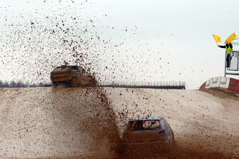 Folkreisā Mūsas trasē bezsniega ziema liek nevis «mātei dubļus brist», kā tautasdziesmā dzied, bet autosportistiem caur tiem braukt pēc medaļām. Skatītājiem labāk turēties pa gabalu.
Autors: Foto – Ivars Bogdanovs