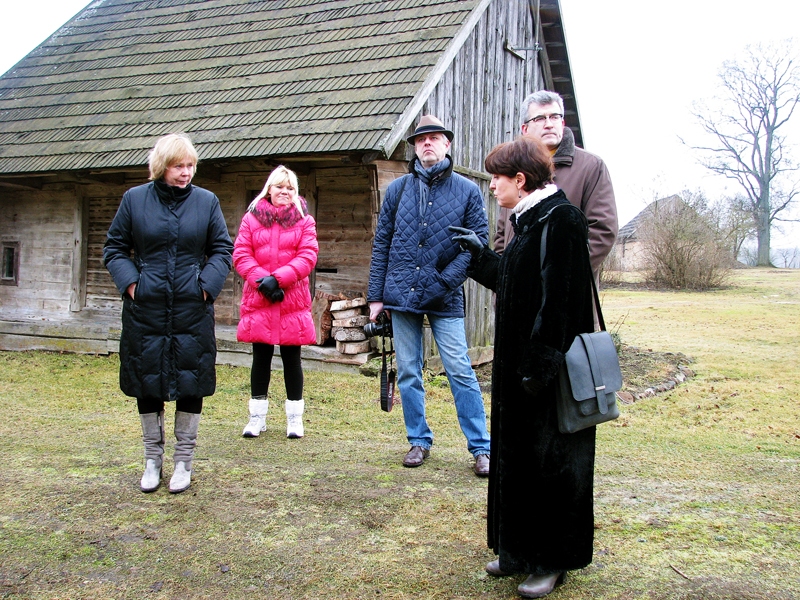 Diskusija «Lejeniekos». Mākslas zinātniece Ina Līne (priekšplānā) sarunā ar arhitekti Vitu Polkovņikovu (no kreisās), muzeja vadītāju Signi Samsoni, tēlnieku Āri Smildzeru un novada vadītāju Raiti Ābelnieku aicināja neizpostīt Zemgales lauku sētu.
Autors: Foto – Vilnis Auzāns