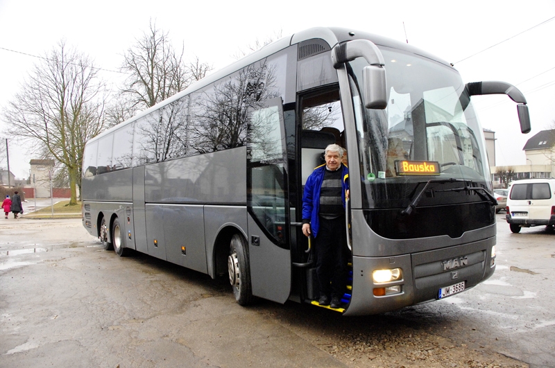 Domes pagalmā pirmdien, 10. februārī, ieripoja mazlietots MAN markas autobuss. Jauno autobusu vada šoferis Laimonis Olekts.
Autors: Foto – Ivars Bogdanovs