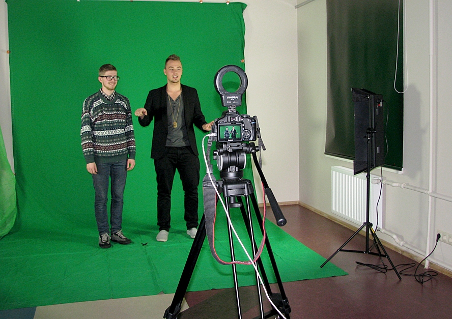 Jaunās multimediju studijas iespējas izmēģina Rihards Zviedris un Artis Sirmanis.
Autors: Vilnis Auzāns