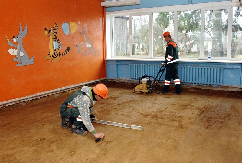 Strādnieki no būvfirmu apvienības «NR» remontē Skaistkalnes skolas korpusu.
Autors: Foto – Ivars Bogdanovs