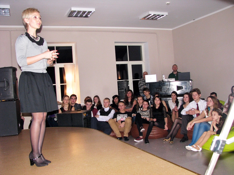 Solvita Jirgensone no Bauskas bērnu un jauniešu centra pateicas visiem, kas palīdzējuši izveidot tik mūsdienīgu multimediju studiju. 
Autors: Vilnis Auzāns