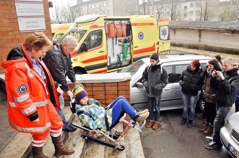 Aprīkojumu dzīvības glābšanai «ēnotājiem» izrāda ārsta palīdze Džesija Konstante un šoferis Osvalds Blaudums.
Autors: Ivars Bogdanovs