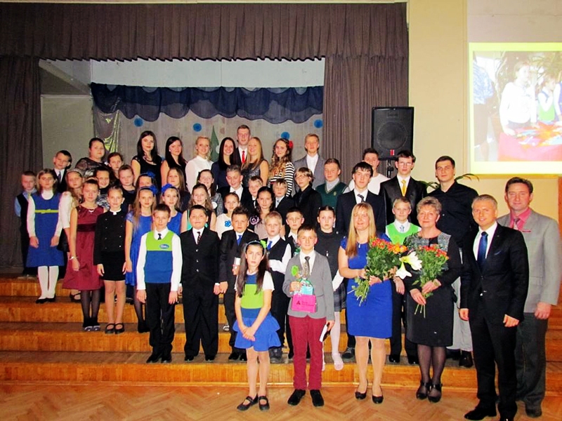 Mazās biznesa skolas dalībnieki un viņu atbalstītāji kopīgajā sarīkojumā.
Autors: Foto no skolas albuma.