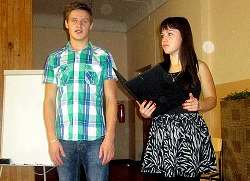 Reinis Ozols no Mežgaļu pamatskolas 9. klases ir gan zinošs mācībās, gan kopā ar klasesbiedreni Dinu Briedi vada sarīkojumus.
Autors: Foto no albuma.