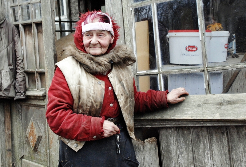 Dzidra Krastiņa ir priecīga, ka vecumdienas var pavadīt bērnības mājās.
Autors: Ivars Bogdanovs