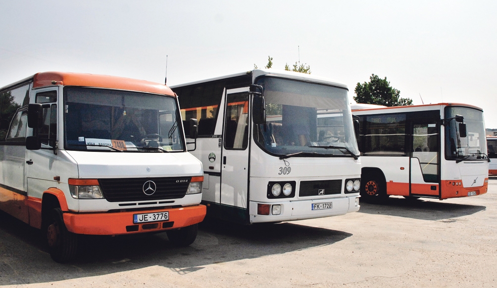 «Sabiedriskā autobusa» darbu pārbauda policija.
Autors: Foto no «Bauskas Dzīves» arhīva.