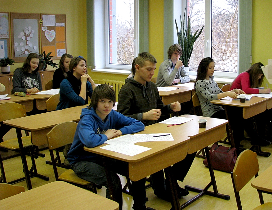 Jauno debatētāju seminārā ieinteresēti strādā Bauskas Valsts ģimnāzijas audzēknis Mārtiņš Bukšs (no kreisās) un Iecavas vidusskolas skolnieks Dāvis Zāģeris. 
Autors: Vilnis Auzāns