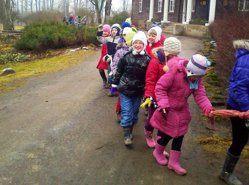 Mazākajiem skolēniem orientēšanās objekti bija jāmeklē skolas tuvumā.
Autors: no skolas arhīva