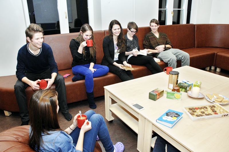 Grāmatu kluba «Šelfijs» pirmajā tikšanās reizē jaunieši iepazinās ar aizraujošu lasāmvielu.
Autors: Ivars Bogdanovs