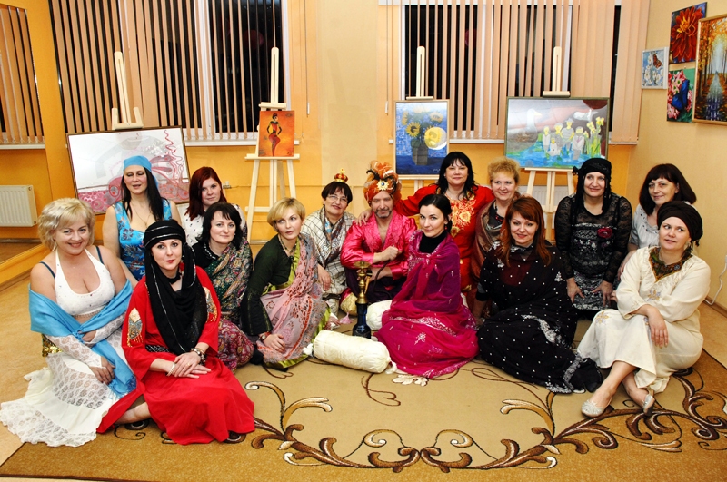 Rundāles un Pakrojas amatieru mākslinieki vienoti gan gleznās, gan austrumnieciskā svētku noskaņā.
Autors: Ivars Bogdanovs