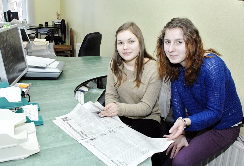 Žurnālistu «ēnas» Lelde Drozdovska (no kreisās) un Annija Ūdrēna no Īslīces vidusskolas redakcijā. 
Autors: Foto – Ivars Bogdanovs