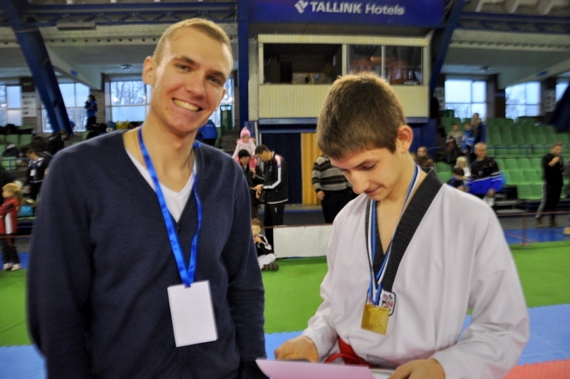 Artjoms Čabaņenko (no kreisās) priecājas par Daniela Voitehoviča zelta medaļu. 
Autors: No albuma.