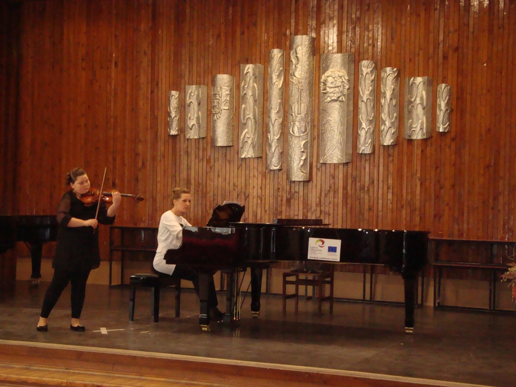 Katrīna Siliņa un koncertmeistare Evija Bonāte. 
Autors: No albuma,