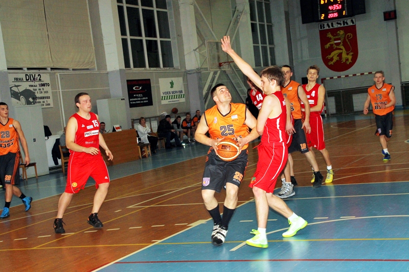 Arnis Simsons (ar bumbu) «Bauskas BJSS» komandā vairāk cīnās zem groza.
Autors: Uldis Varnevičs