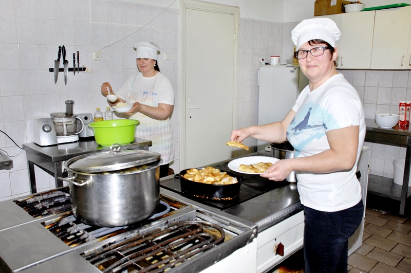 Jaunsaules skolā Ivetas Jankauskas (no labās) un Tatjanas Barkauskas gatavotās pusdienas bērni notiesā gardu muti. Atkritumu spainī ēdiena atliekas tikpat kā nenonāk.
Autors: Foto – Ivars Bogdanovs