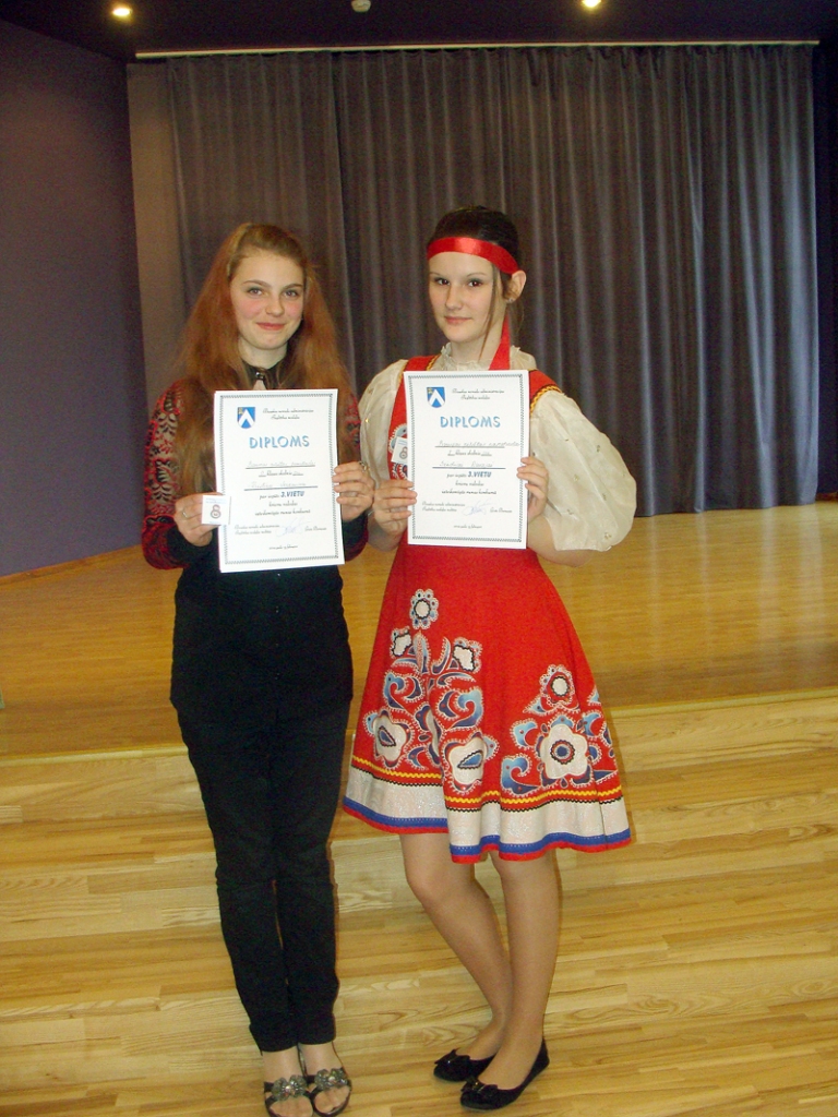 Kristīne Skukauska (no kreisās) un Sindija Russaja, Bauskas pilsētas pamatskolas audzēknes, konkursā ieguva. 3. vietu. 
Autors: no albuma