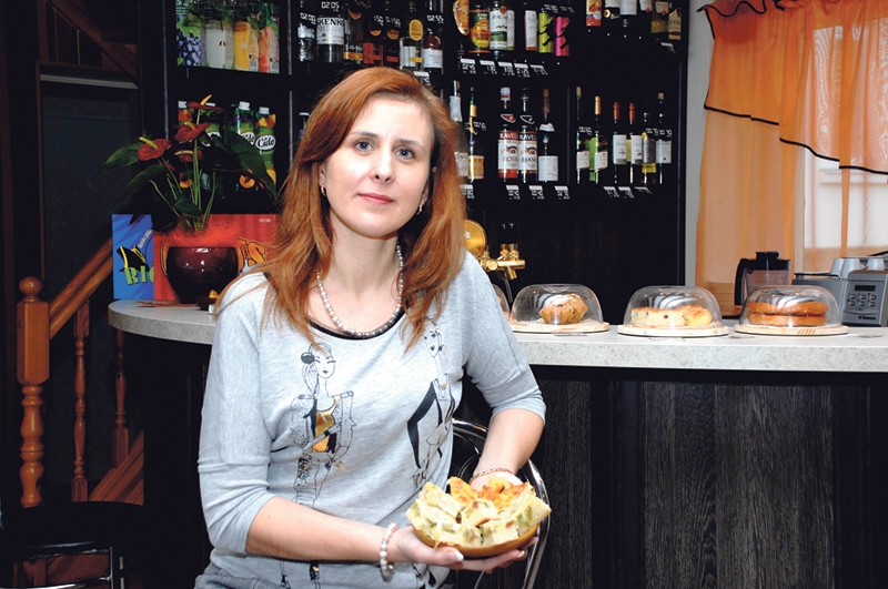 Olga Tarvāne, kafejnīcas «Kustceles» vadītāja, novērojusi, ka iecienīts ēdiens te esot kartupeļu pankūkas. 
Autors: no «Bauskas Dzīves» arhīva