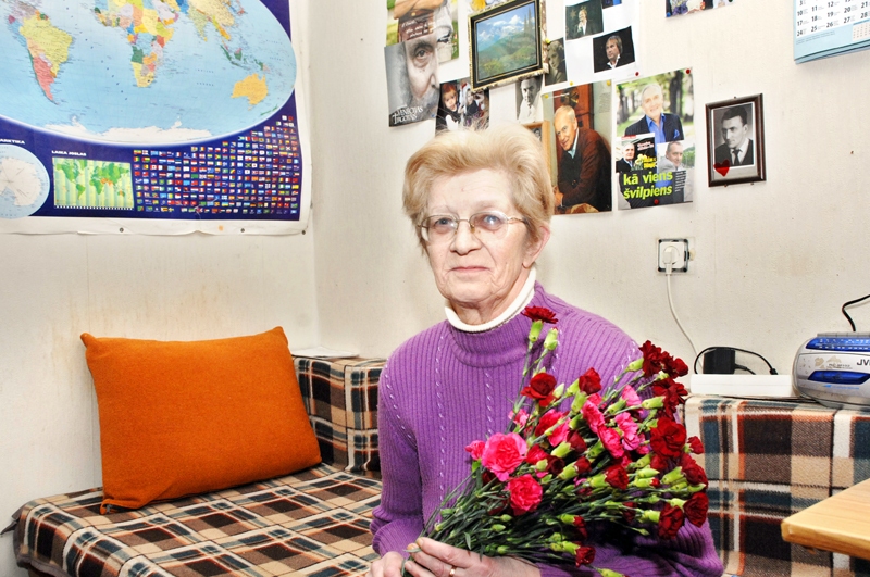 
Saulcerīte Kalniņa uzskata, ka ir pienācis tas vecums, kad ikdienu jāpavada mierīgi, bez steigas, taču «ierūsēt» arī nedrīkst. 
Autors: Ivars Bogdanovs