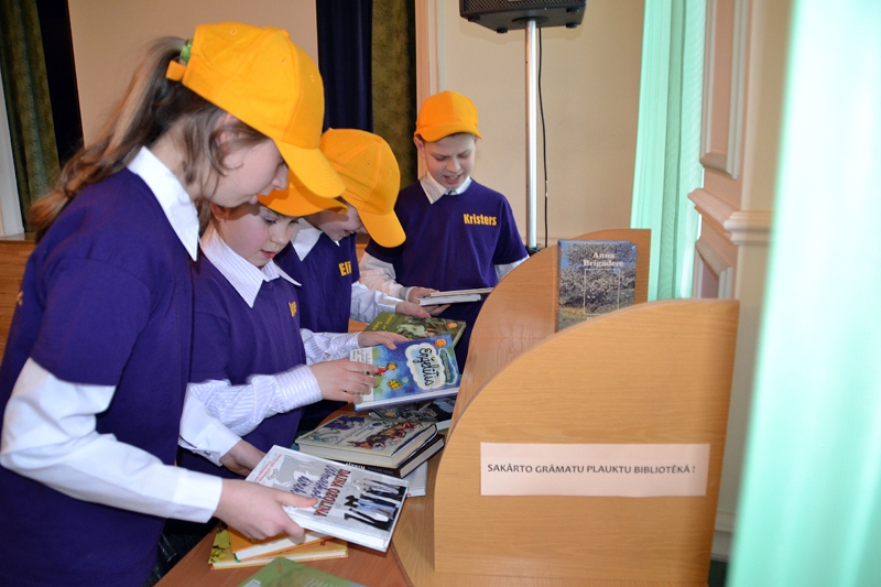 Īslīces vidusskolas komanda kārto grāmatu plauktu.
Autors: Kristaps Ābelnieks