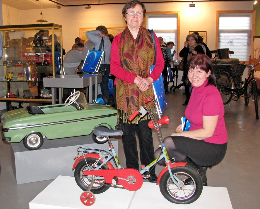 Konkursā «Atbildi uz jautājumiem un brauc uz Briseli» galvenās balvas ieguva skolotāja no Īslīces Evita Cera (no labās) un  Bauskas  pilsētas pamatskolas 6.a klases audzēkne Paula Kristiāna Daugule, kuras vietā uz izlozi bija ieradusies vecmāmiņa Marianna Daugule.
Autors: Vilnis Auzāns