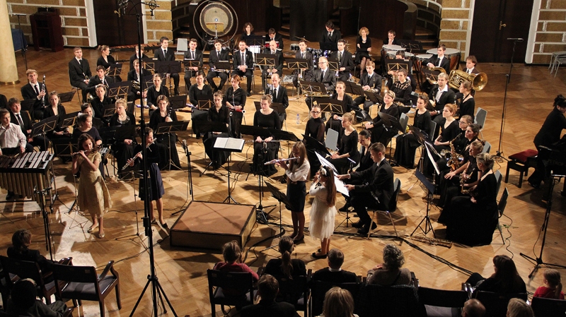 Katrīna Jūlija Casno (baltajā kleitā) jaunāko konkursa dalībnieku ansamblī kopā ar lielo orķestri.
Autors: no skolas albuma