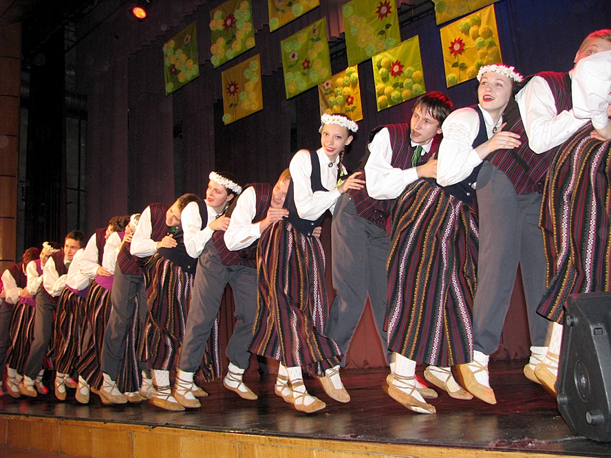 Deju «Cūka griķos» izpilda kolektīvs «Vēja zirdziņš» no Jelgavas.
Autors: Vilnis Auzāns