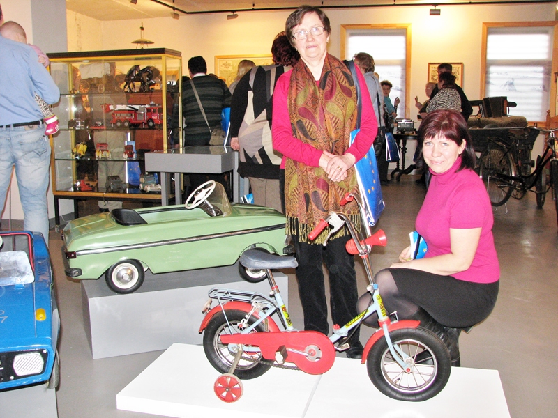 Konkursā «Atbildi uz jautājumiem un brauc uz Briseli» galvenās balvas ieguva skolotāja no Īslīces Evita Cera (no labās) un Bauskas pilsētas pamatskolas 6.a klases audzēkne Paula Kristiāna Daugule, kuras vietā uz izlozi bija ieradusies vecmāmiņa Marianna Daugule, kas redzama fotogrāfijā. 
Autors: Vilnis Auzāns