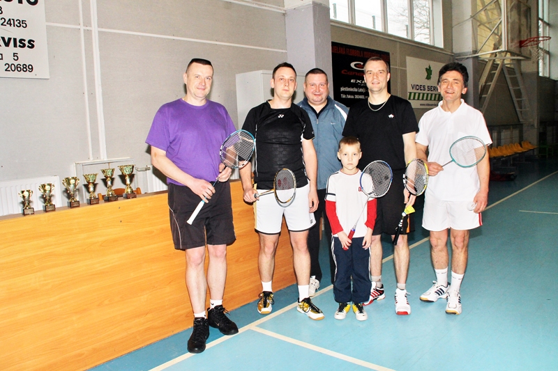 Badmintona sacensību dalībnieki. No labās – uzvarētājs Vilnis Goldmanis, 3. vietas ieguvējs Rolands Linejs, Oskars Ausējs, 2. vietas ieguvējs Alberts Bajārs un organizators Jānis Kalējs. 
Autors: Uldis Varnevičs