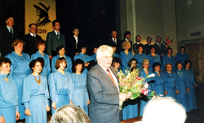 Pirms 20 gadiem Bauskas tautas namā tika svinēta Viļa Plūdoņa 120. jubileja. Literāts Reinis Ādmīdiņš (attēlā priekšplānā) toreiz atvēra savu nule kā uzrakstīto grāmatu – veltījumu dzejniekam «Lejenieku zāle, Lejenieku sniegs», sarīkojumu kuplināja toreizējais Bauskas rajona skolotāju koris «Daina».
Autors: no arhīva