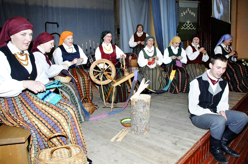 Folkloras kopa «Svitene» 15 gadu jubilejas koncertā sev un viesiem radīja ģimeniskas vakarēšanas noskaņu. 
Autors: Ivars Bogdanovs