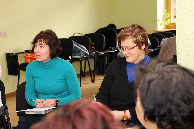 Inga Grīnberga, psiholoģe (no kreisās), uzsver, ka regulāra atpūta stiprina cilvēku ar īpašām vajadzībām aprūpētājus. Inga Ūbele, biedrības valdes locekle, un citas dalībnieces dalījās pieredzē.
Autors: Foto – Uldis Varnevičs