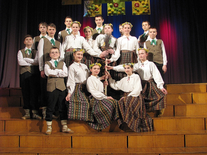 Codes pamatskolas deju kopas dalībnieki lepni par savu labo uzstāšanos koncertā «Lecam pa vecam, lecam pa jaunam».
Autors: Foto – Vilnis Auzāns