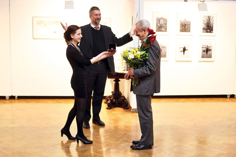 Mākslas akadēmijā Imantam Lancmanim (no labās) balvu pasniedza 19. februārī.
Autors: Foto – Didzis Grodzs